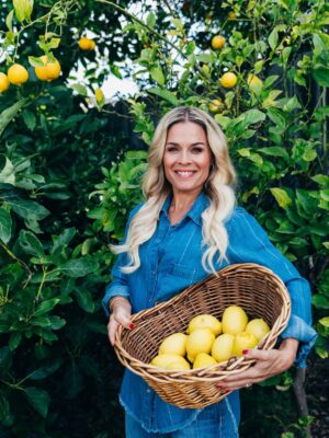 Cat Cora Instagram - 🍋 It’s no secret that lemons are one of my favorite ingredients. As a Greek American, they’re part of my soul. They aren’t just popular in Greece, they’re foundational. Simple, bold, fresh, and alive.

Lemons are inexpensive but powerful. A squeeze of brightness, a touch of acid, a little lift that brings any dish to life. From savory to sweet, they’re the finishing touch that wakes everything up.

Now I’m curious, what ingredient do you always reach for? The one that feels like home? Tell me why!