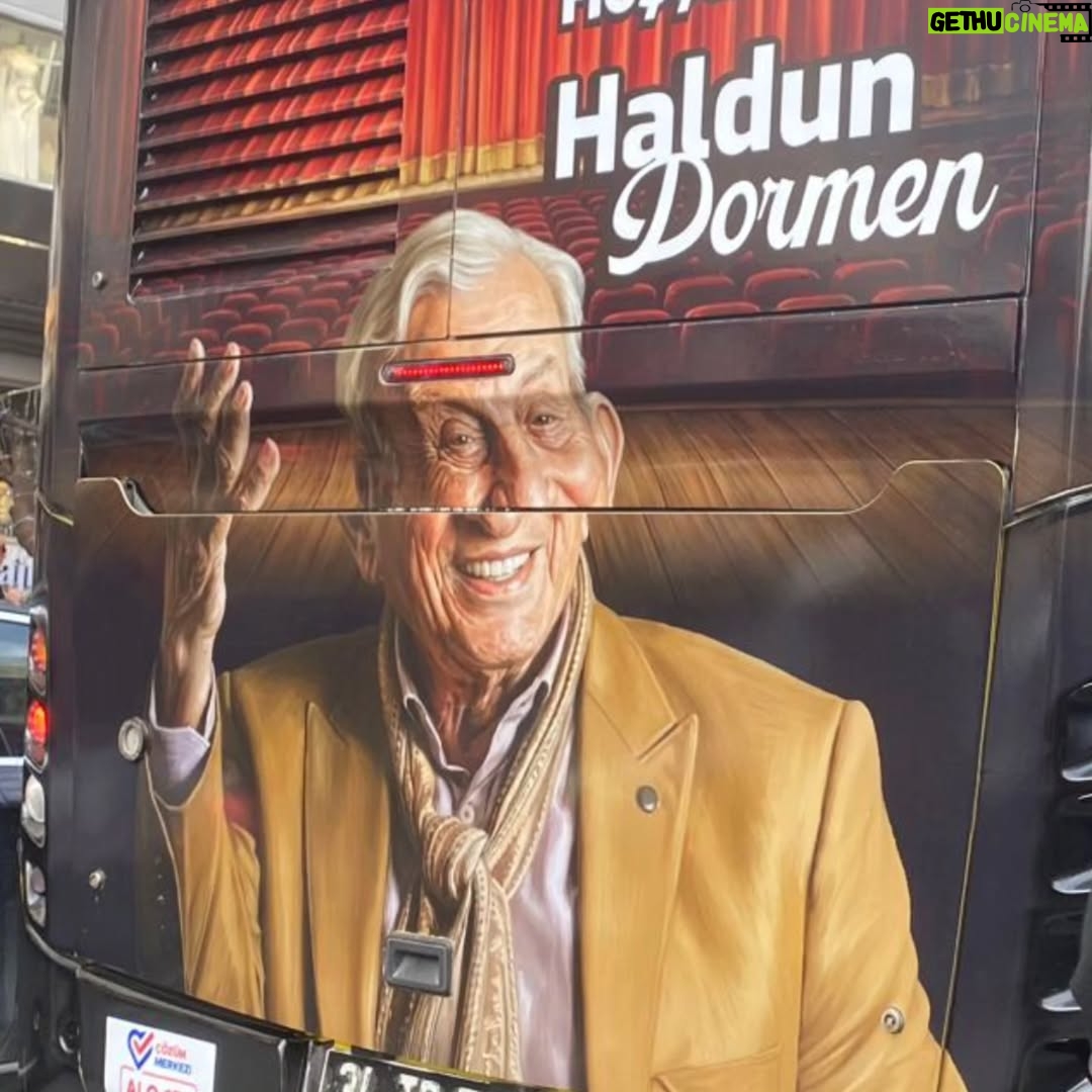 Çiğdem Tunç - 1.7K Likes - Otuz yıl geri dönseydik de "Hoşgeldin Haldun Dormen" yazılı bir turne otobüsü olsaydı keşke bu araç..
Ben size iyi yolculuklar demeye gelemedim..
Annem gittikten sonra ben ,çok sevdiklerime güle güle demeye yanlarında olamam hiç,zayıfım..Ersin Ökten,Çetin Akçan yanınızda o otobüste eminim,hem de benim kalbim..
@alyadormen @armanayse ve biricik @omerdormen affedin bugün yanınızda olamadım ama hatırasını yaşatırken hergün ama her an hizmetkarınızım bundan böyle,ne zaman ihtiyaç duyulursam.. 
Güle güle istanbul'un son lordu..
Güle güle Haldun abim...
Size devlet töreni çok yakışırdı...
