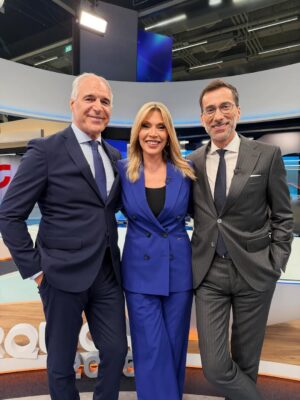 Clara de Sousa Instagram - Mais uma noite eleitoral e um Jornal da Noite feitos a três, com apoio de uma grande e dedicada equipa nos bastidores. 
Só poderia estar muito grata a todos e a muitos mais que nos quiseram acompanhar. 
Em Janeiro cá estaremos de novo, juntos, para as Presidenciais. 
Obrigada! ☺️ 
#sic #trabalhodeequipa