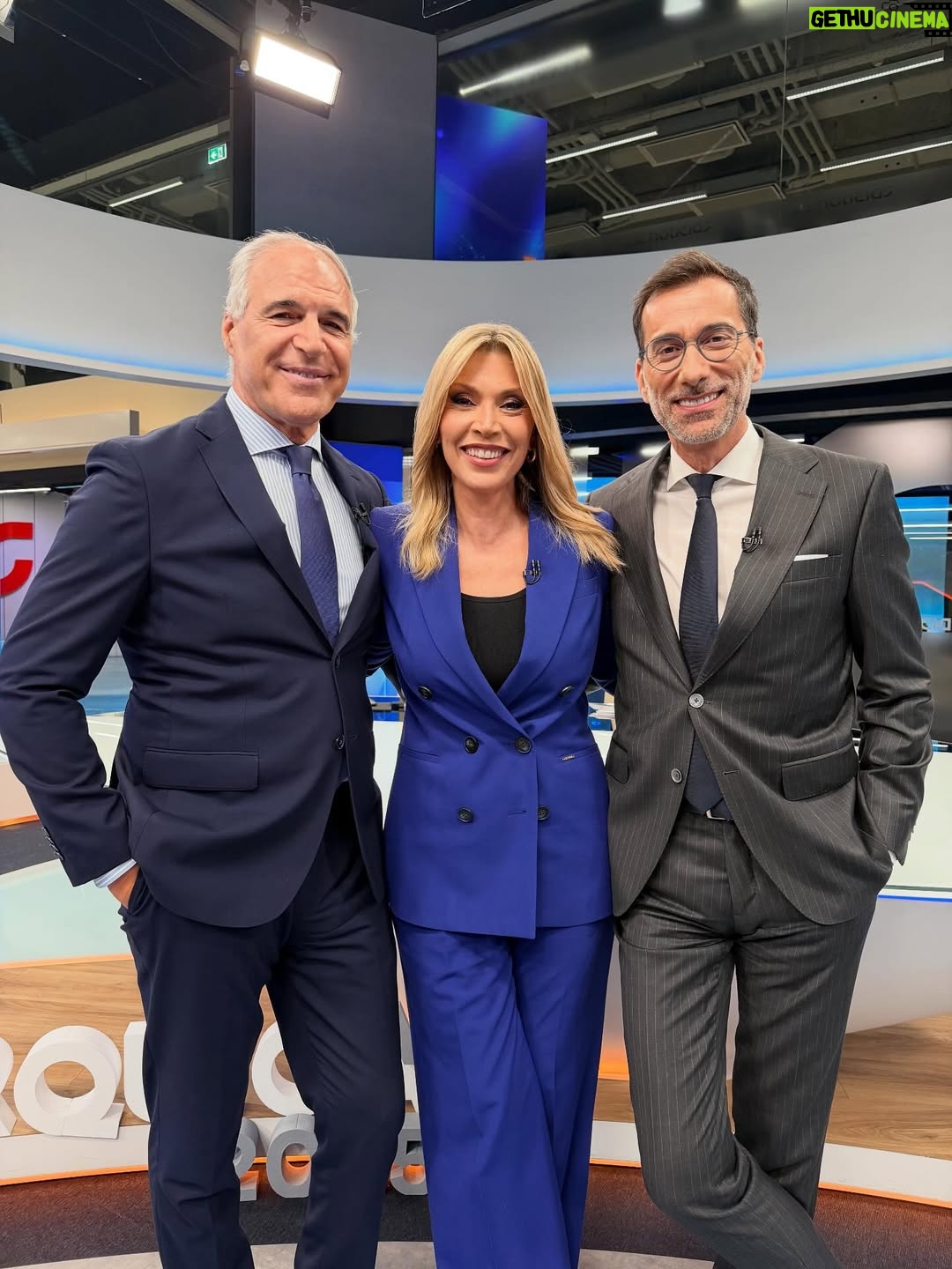 Clara de Sousa - 15.3K Likes - Mais uma noite eleitoral e um Jornal da Noite feitos a três, com apoio de uma grande e dedicada equipa nos bastidores. 
Só poderia estar muito grata a todos e a muitos mais que nos quiseram acompanhar. 
Em Janeiro cá estaremos de novo, juntos, para as Presidenciais. 
Obrigada! ☺️ 
#sic #trabalhodeequipa