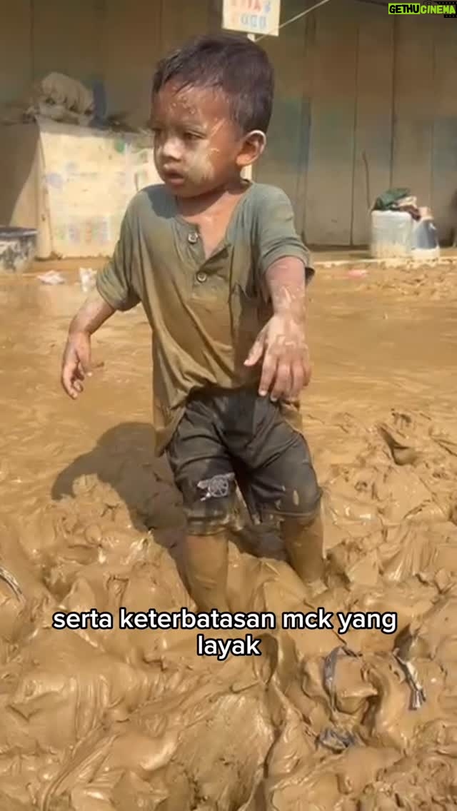 Danilla Riyadi - 254.7K Likes - Halo teman-teman, 
Saya bersama @cakecaine @wordfangs @kuntoajiw @igamassardi dan @cta.indonesia mengajak kalian untuk ikut berkontribusi dalam penggalangan dana untuk warga Aceh; mereka masih membutuhkan dukungan dari kita semua.

Setiap doa dan donasi, sekecil apa pun, sangat berarti.
Mari bergandeng tangan dan salurkan kepedulianmu melalui link: https://beridampak.com/acehbersamamusisi atau klik link yang ada di bio @cta.indonesia yaa, terimakasih 🤍

Boleh langsung kunjungi @cta.indonesia untuk link, informasi, dan updatenya.
Terima kasih banyak ya teman-teman.