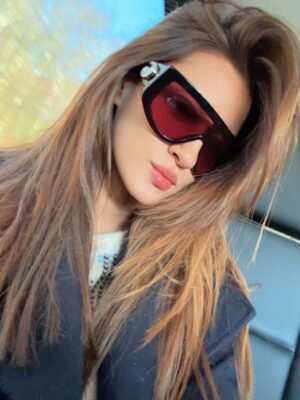 Deiya Sindhi Instagram - London memories, family moments, and love in every frame. Saying goodbye to 2025 with a full heart and welcoming 2026… Some moments really are so easy to fall in love with❤️ 
Here’s to more travel, togetherness, and magic ahead ❤️ 
#shukrana #blessed #grateful #godsfavoritechild♥️