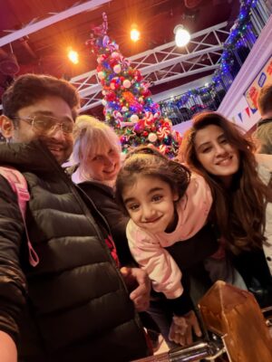 Deiya Sindhi Instagram - London memories, family moments, and love in every frame. Saying goodbye to 2025 with a full heart and welcoming 2026… Some moments really are so easy to fall in love with❤️ 
Here’s to more travel, togetherness, and magic ahead ❤️ 
#shukrana #blessed #grateful #godsfavoritechild♥️