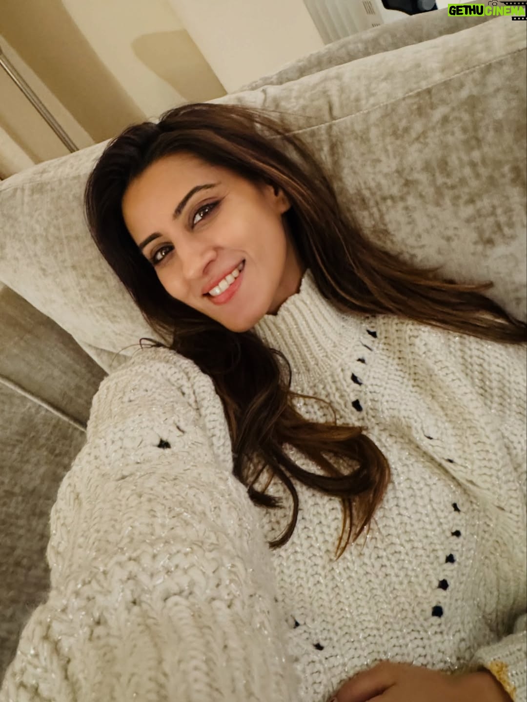 Deiya Sindhi - 9.8K Likes - London memories, family moments, and love in every frame. Saying goodbye to 2025 with a full heart and welcoming 2026… Some moments really are so easy to fall in love with❤️ 
Here’s to more travel, togetherness, and magic ahead ❤️ 
#shukrana #blessed #grateful #godsfavoritechild♥️