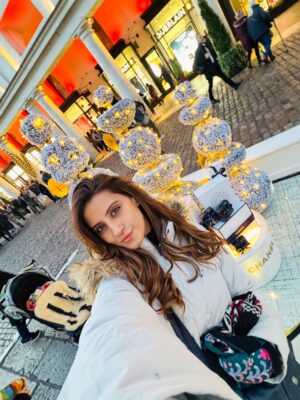 Deiya Sindhi Instagram - London memories, family moments, and love in every frame. Saying goodbye to 2025 with a full heart and welcoming 2026… Some moments really are so easy to fall in love with❤️ 
Here’s to more travel, togetherness, and magic ahead ❤️ 
#shukrana #blessed #grateful #godsfavoritechild♥️