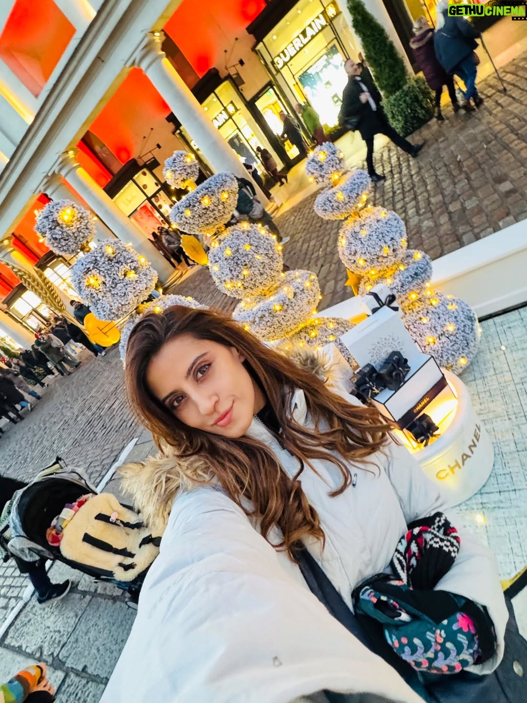 Deiya Sindhi - 9.8K Likes - London memories, family moments, and love in every frame. Saying goodbye to 2025 with a full heart and welcoming 2026… Some moments really are so easy to fall in love with❤️ 
Here’s to more travel, togetherness, and magic ahead ❤️ 
#shukrana #blessed #grateful #godsfavoritechild♥️