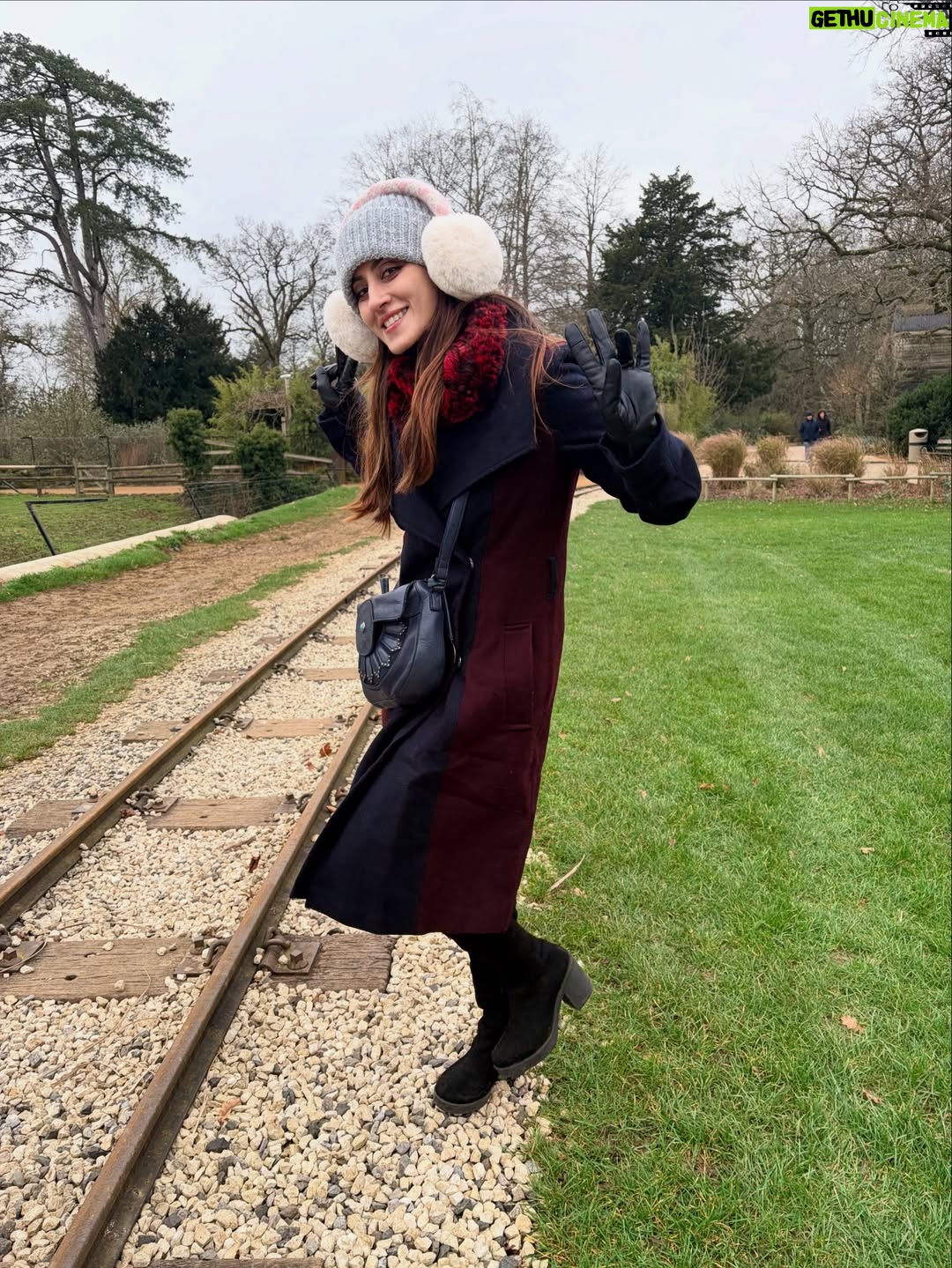 Deiya Sindhi - 9.8K Likes - London memories, family moments, and love in every frame. Saying goodbye to 2025 with a full heart and welcoming 2026… Some moments really are so easy to fall in love with❤️ 
Here’s to more travel, togetherness, and magic ahead ❤️ 
#shukrana #blessed #grateful #godsfavoritechild♥️