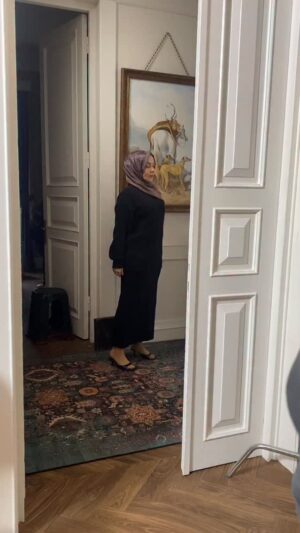 Deniz Uğur Instagram - İşleyen demir ışıldar😉 @ayniyagmuraltinda
#BackStageLife