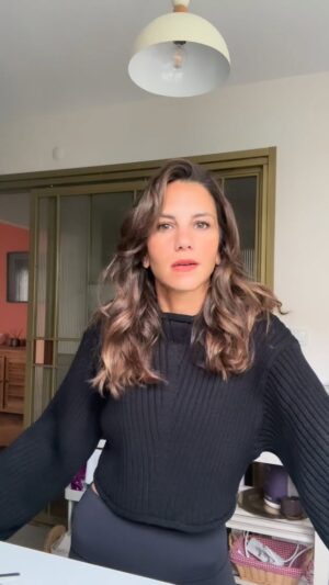 Derya Beşerler Instagram - Kalabalık ortamlarda İngilizce konuşmak gerektiğinde kendiliğinden yüklenen o gerginlik hali🤣