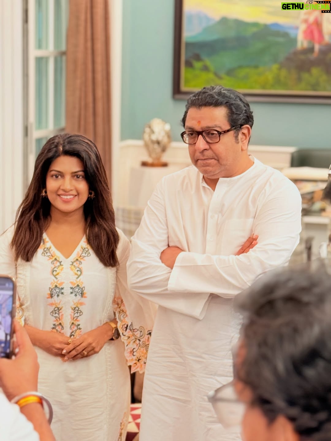Dhamnashree Kadgaonkar - 50.9K Likes - अनेक वर्ष ज्या क्षणाची वाट पाहात होते, तो क्षण आज माझ्या आयुष्यात आला.. शर्मिला वहिनींची भेट झाली .❤️ 

कलाकारांवर प्रामाणिक प्रेम करणारे आणी सदैव मराठी कलाकारांच्या पाठीशी उभे राहणारे, ज्यांच्या नावातच जरबही आहे आणि एक जादुई करिष्मा आहे, तीच जरब,तीच जादू आज मा. राज साहेब ठाकरे ह्यांना प्रत्यक्षात भेटल्यावर दसपटीने जाणवली.

साहेबांनी “  लास्ट स्टॉप खांदाच्या “ संपूर्ण टीमला शुभेच्छा दिल्या त्याबद्दल खूप खूप आभार 🙏

#overwhelmingmoment 

#dhanashrikadgaonkar #rajsahebthakre #rajthackeray #shivteertha #sharmilathakare #vahinisaheb #marathimanus #thankfulgratefulblessed #charismaticpersonality