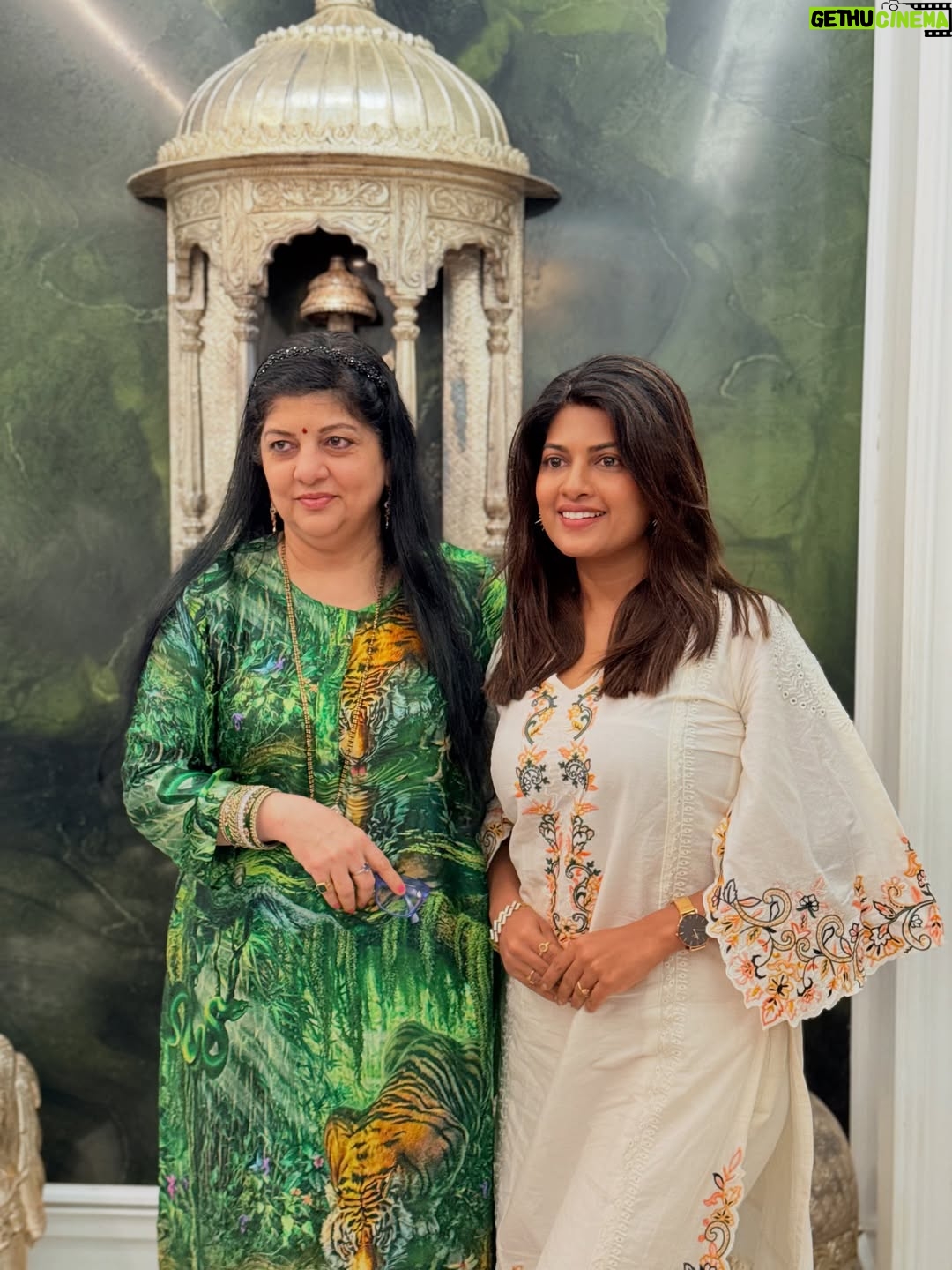Dhamnashree Kadgaonkar - 50.9K Likes - अनेक वर्ष ज्या क्षणाची वाट पाहात होते, तो क्षण आज माझ्या आयुष्यात आला.. शर्मिला वहिनींची भेट झाली .❤️ 

कलाकारांवर प्रामाणिक प्रेम करणारे आणी सदैव मराठी कलाकारांच्या पाठीशी उभे राहणारे, ज्यांच्या नावातच जरबही आहे आणि एक जादुई करिष्मा आहे, तीच जरब,तीच जादू आज मा. राज साहेब ठाकरे ह्यांना प्रत्यक्षात भेटल्यावर दसपटीने जाणवली.

साहेबांनी “  लास्ट स्टॉप खांदाच्या “ संपूर्ण टीमला शुभेच्छा दिल्या त्याबद्दल खूप खूप आभार 🙏

#overwhelmingmoment 

#dhanashrikadgaonkar #rajsahebthakre #rajthackeray #shivteertha #sharmilathakare #vahinisaheb #marathimanus #thankfulgratefulblessed #charismaticpersonality