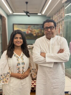 Dhamnashree Kadgaonkar Instagram - अनेक वर्ष ज्या क्षणाची वाट पाहात होते, तो क्षण आज माझ्या आयुष्यात आला.. शर्मिला वहिनींची भेट झाली .❤️ 

कलाकारांवर प्रामाणिक प्रेम करणारे आणी सदैव मराठी कलाकारांच्या पाठीशी उभे राहणारे, ज्यांच्या नावातच जरबही आहे आणि एक जादुई करिष्मा आहे, तीच जरब,तीच जादू आज मा. राज साहेब ठाकरे ह्यांना प्रत्यक्षात भेटल्यावर दसपटीने जाणवली.

साहेबांनी “  लास्ट स्टॉप खांदाच्या “ संपूर्ण टीमला शुभेच्छा दिल्या त्याबद्दल खूप खूप आभार 🙏

#overwhelmingmoment 

#dhanashrikadgaonkar #rajsahebthakre #rajthackeray #shivteertha #sharmilathakare #vahinisaheb #marathimanus #thankfulgratefulblessed #charismaticpersonality