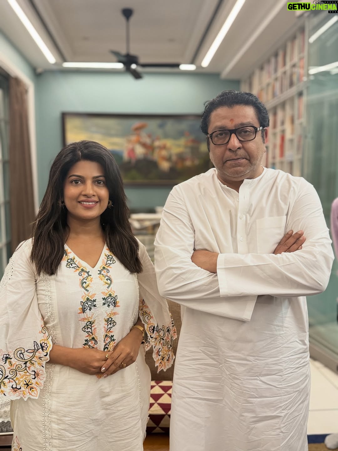Dhamnashree Kadgaonkar - 50.9K Likes - अनेक वर्ष ज्या क्षणाची वाट पाहात होते, तो क्षण आज माझ्या आयुष्यात आला.. शर्मिला वहिनींची भेट झाली .❤️ 

कलाकारांवर प्रामाणिक प्रेम करणारे आणी सदैव मराठी कलाकारांच्या पाठीशी उभे राहणारे, ज्यांच्या नावातच जरबही आहे आणि एक जादुई करिष्मा आहे, तीच जरब,तीच जादू आज मा. राज साहेब ठाकरे ह्यांना प्रत्यक्षात भेटल्यावर दसपटीने जाणवली.

साहेबांनी “  लास्ट स्टॉप खांदाच्या “ संपूर्ण टीमला शुभेच्छा दिल्या त्याबद्दल खूप खूप आभार 🙏

#overwhelmingmoment 

#dhanashrikadgaonkar #rajsahebthakre #rajthackeray #shivteertha #sharmilathakare #vahinisaheb #marathimanus #thankfulgratefulblessed #charismaticpersonality