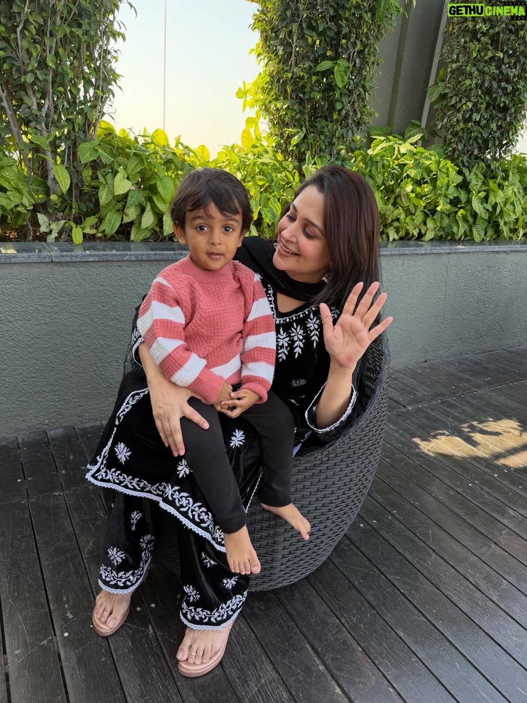 Dipika Kakar - 380.4K Likes - ❤️❤️❤️
.
.
wearing:  Makhmal Lucknowi Kurta Set from @labeldki