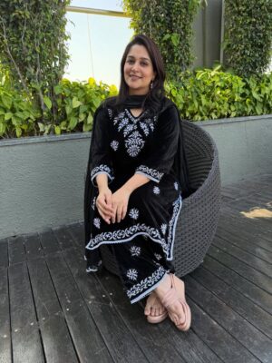 Dipika Kakar Instagram - ā¤ļøā¤ļøā¤ļø
.
.
wearing: Makhmal Lucknowi Kurta Set from @labeldki