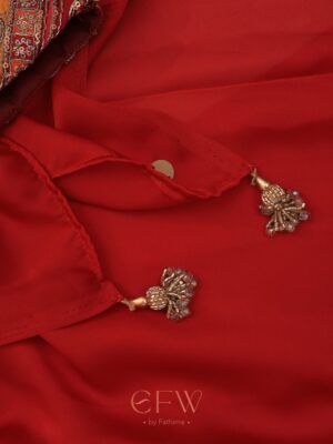 Divya Ganesh Instagram - Our darling @divya_ganesan_official ❤️in our Saara Luxe Saree ✨

Comment “LINK” to order

A perfect blend of elegance, grace, and timeless beauty.
That rich drape, the detailed blouse, and the effortless charm truly made to stand out 🤍

The fluid drape, gentle sheen, and beautifully detailed Kutch-inspired embroidery on the blouse make this saree a true wardrobe essential ,perfect for daytime functions, intimate celebrations, or when you want to look naturally elegant 💫

If elegance had a colour, it would be this Saara
Soft. Serene. Forever favourite.

• Shop before it’s gone: efwbyfathima.in
• Product Search: SAARA LIUXE
• International & Bulk Orders: Available on our website
• Need help? WhatsApp: 9361590038

#efwbyfathima #efwexclusive #miasaree #pistagreen #handworkedblouse fromscratch luxurysarees lightweightdrape elegantfashionway sareelove efwstyle festiveedit