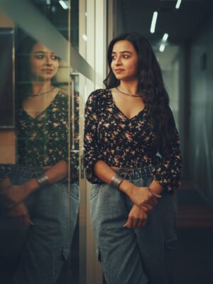 Divya Ganesh Instagram - 🏆 “Winning hearts first, trophy next 👑✨ Divya Ganesh magic!” ♥️❣️✨

Pc and Edits :- @arunhariharan244 

#divyaganesh #divyaganesh😍 #divyaganeshofficial #bigboss9 #vijaytelevisionserials
