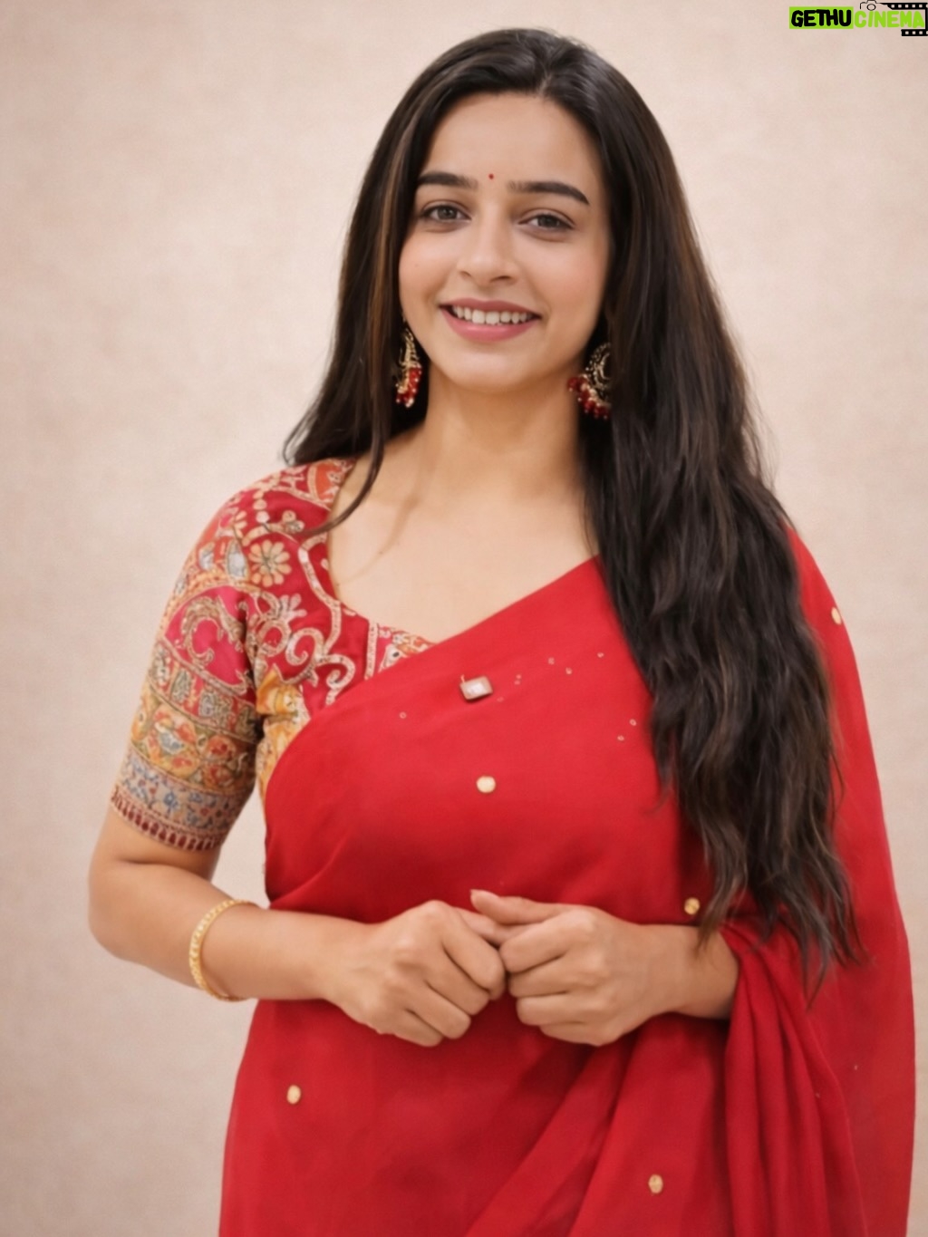 Divya Ganesh - 65K Likes - Our darling @divya_ganesan_official ❤️in our Saara Luxe Saree ✨

Comment “LINK” to order

A perfect blend of elegance, grace, and timeless beauty.
That rich drape, the detailed blouse, and the effortless charm truly made to stand out 🤍

The fluid drape, gentle sheen, and beautifully detailed Kutch-inspired embroidery on the blouse make this saree a true wardrobe essential ,perfect for daytime functions, intimate celebrations, or when you want to look naturally elegant 💫

If elegance had a colour, it would be this Saara
Soft. Serene. Forever favourite.

• Shop before it’s gone: efwbyfathima.in
• Product Search: SAARA LIUXE
• International & Bulk Orders: Available on our website
• Need help? WhatsApp: 9361590038

#efwbyfathima #efwexclusive #miasaree #pistagreen #handworkedblouse fromscratch luxurysarees lightweightdrape elegantfashionway sareelove efwstyle festiveedit