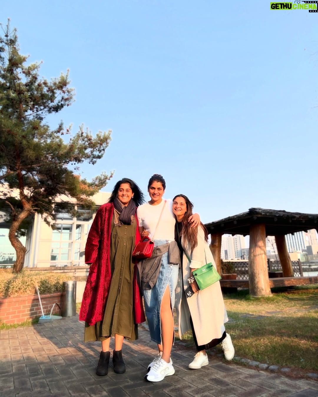 Divya Spandana - 199.8K Likes - 🇰🇷🫶🏽