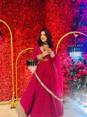 Dolly Chawla Instagram - Thank you @sonia_verma_fashionista 
For making this beautiful outfit for me … 
Just loved it 
Pyaar pyaar pyaar 
I mean you are the best 😘😘

Happy rose day 🌹