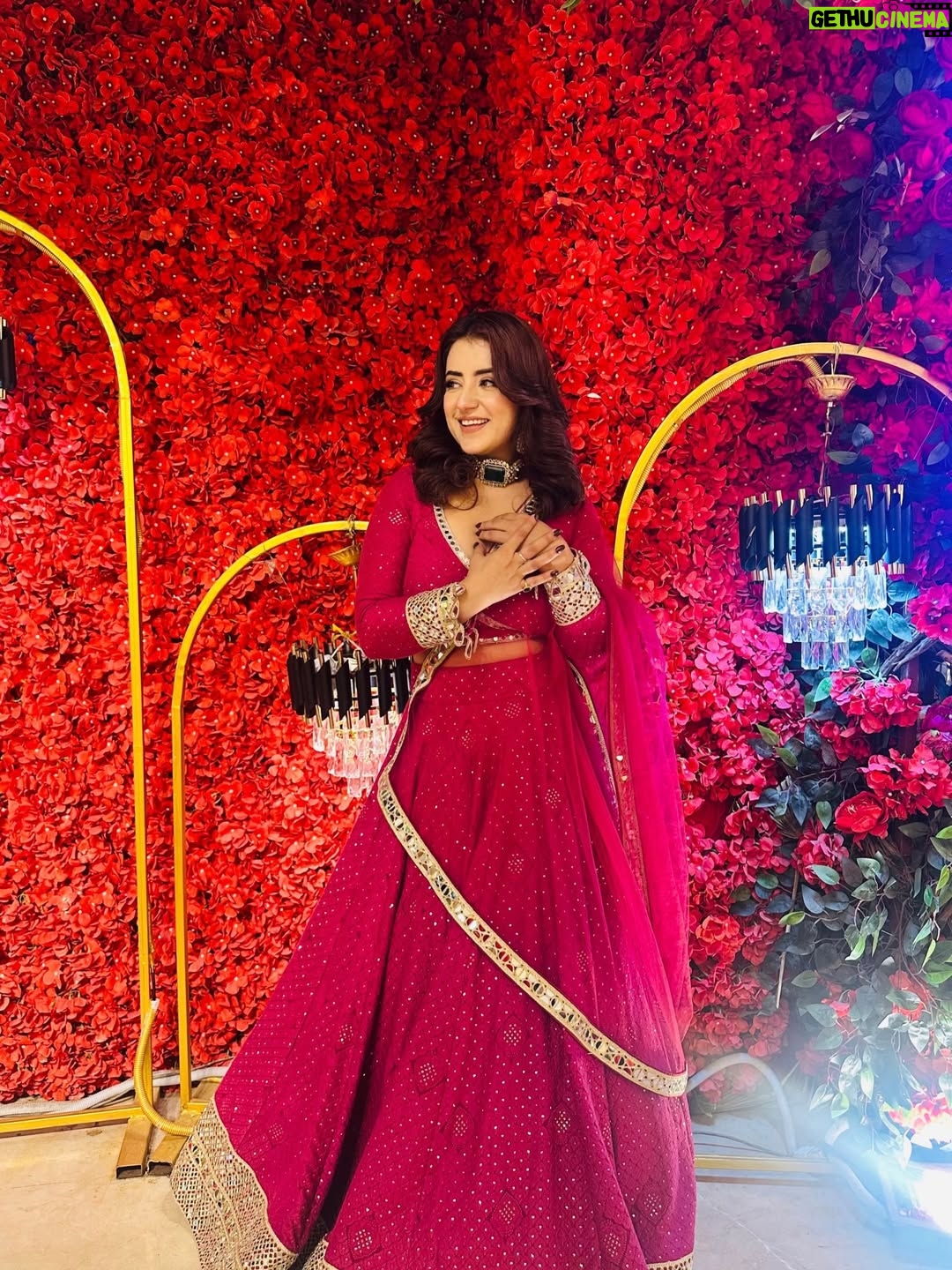 Dolly Chawla - 5.6K Likes - Thank you @sonia_verma_fashionista 
For making this beautiful outfit for me … 
Just loved it 
Pyaar pyaar pyaar 
I mean you are the best 😘😘

Happy rose day 🌹