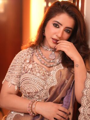Dolly Chawla Instagram - Kaisi dil lagi hai tu ……

Makeup @tanyamakeoveroffical 
Style by @tanyamakeoveroffical 

#newlook #meera #indianwear #beauty #makeup #picoftheday  #yummsetummtak #dollychawla #kaisidillagihaitu #merizindagihaitu #lyrics
