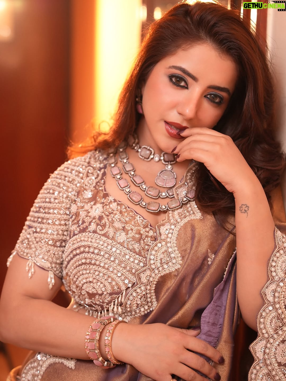 Dolly Chawla - 8.4K Likes - Kaisi dil lagi hai tu ……

Makeup @tanyamakeoveroffical 
Style by @tanyamakeoveroffical 

#newlook #meera #indianwear #beauty #makeup #picoftheday  #yummsetummtak #dollychawla #kaisidillagihaitu #merizindagihaitu #lyrics