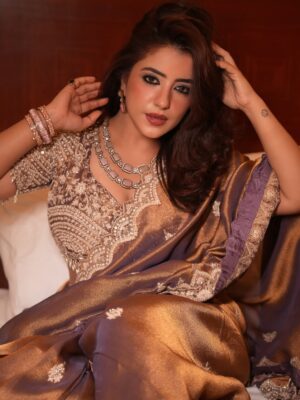 Dolly Chawla Instagram - Kaisi dil lagi hai tu ……

Makeup @tanyamakeoveroffical 
Style by @tanyamakeoveroffical 

#newlook #meera #indianwear #beauty #makeup #picoftheday  #yummsetummtak #dollychawla #kaisidillagihaitu #merizindagihaitu #lyrics