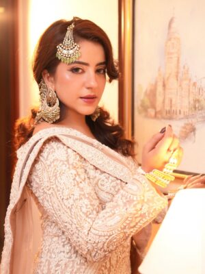 Dolly Chawla Instagram - Akhiyan ch tu vasda …

Makeup by  @tanyamakeoveroffical 
Costume  @riyaassat 
Jewellery  @koharbykanika 

#picoftheday  #pakistanilook #andaaz #beauty #makeup #meera #tummsetummtak #lyrics #vibe #adaa #dollychawla #makeupbytanya #loveyourself