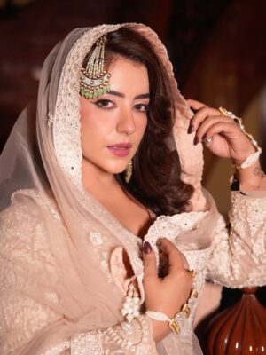 Dolly Chawla Instagram - Akhiyan ch tu vasda …

Makeup by  @tanyamakeoveroffical 
Costume  @riyaassat 
Jewellery  @koharbykanika 

#picoftheday  #pakistanilook #andaaz #beauty #makeup #meera #tummsetummtak #lyrics #vibe #adaa #dollychawla #makeupbytanya #loveyourself