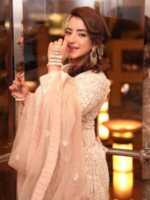 Dolly Chawla Instagram - Akhiyan ch tu vasda …

Makeup by  @tanyamakeoveroffical 
Costume  @riyaassat 
Jewellery  @koharbykanika 

#picoftheday  #pakistanilook #andaaz #beauty #makeup #meera #tummsetummtak #lyrics #vibe #adaa #dollychawla #makeupbytanya #loveyourself