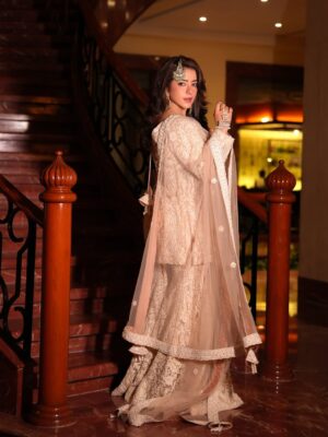 Dolly Chawla Instagram - Akhiyan ch tu vasda …

Makeup by  @tanyamakeoveroffical 
Costume  @riyaassat 
Jewellery  @koharbykanika 

#picoftheday  #pakistanilook #andaaz #beauty #makeup #meera #tummsetummtak #lyrics #vibe #adaa #dollychawla #makeupbytanya #loveyourself
