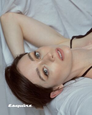 Elena Rivera Instagram - Inmensos ojos azules, encantadora sonrisa, dulce voz cantarina, pequeña estatura y, sin embargo, dada a personajes de enorme carácter y fuerza, la zaragozana es un ejemplo de que crecer en los escenarios puede salir bien. Hablamos con la actriz Elena Rivera de sus similitudes con Marisol, su salto (con miedo) al género de terror en ‘Dime tu nombre’, de la adrenalina del teatro y de cómo crecer, bien, bajo los focos desde incluso antes de ‘Cuéntame cómo pasó’ y Karina.

Texto: @rafacasademont 
Fotógrafo: @andresgarlujan 
Maquillaje y peluquería: @rebecatfigueroa 
Estilismo: José Juan Rodríguez y Paco Casado

Lee la entrevista completa en el link de la bio de @esquirees

#ElenaRivera #Esquire