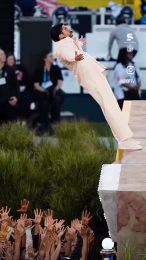 Elif Şafak Instagram - In a time of polarisation, of too much anger, division and hatred, this was a beautiful celebration of diversity, harmony, creativity and ultimately, love. Art does not divide, it unites. #citizensofhumanity 📚📚📚 çok fazla kutuplaşma ve nefret söylemi ve öfke varken dünyada, çoğulculuğa ve farklılıklara saygı, birlikte uyum içinde yaşamaya ve sevgiye dair muazzam bir kutlamaydı
