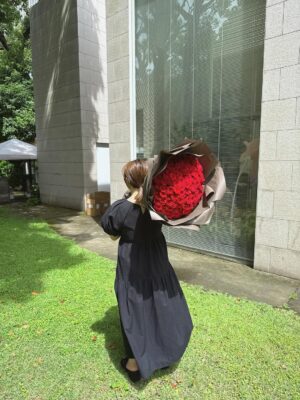 Emi Ōmatsu Instagram - 人生初 １０８本の
バラの花束をいただきました！
素直にとても嬉しかったです
ほっこりあったかい気持ちになりました
人って花束をもらうとこんなに
優しい気持ちになるんですね…

この量の薔薇の花束をいただく機会は
きっと今回の人生ではもうないと思うので
担いでみたり、抱き抱えてみたり
いろんな持ち方をして存分に楽しみました！

元々わたしはYouTube大好き人間で
動画撮るのが楽しくて面白くて仕方ないのですが
夫もYouTubeを楽しいと思って
一緒に面白がってくれる人なので
最近は撮影するのがさらに楽しくなってます
非常にありがたい！感謝！

（PS：今後も時マスと動画撮ることあるとおもうので
やってほしい内容があれば、コメントでおしえてください）