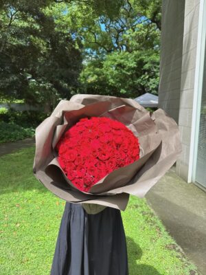 Emi Ōmatsu Instagram - 人生初 １０８本の
バラの花束をいただきました！
素直にとても嬉しかったです
ほっこりあったかい気持ちになりました
人って花束をもらうとこんなに
優しい気持ちになるんですね…

この量の薔薇の花束をいただく機会は
きっと今回の人生ではもうないと思うので
担いでみたり、抱き抱えてみたり
いろんな持ち方をして存分に楽しみました！

元々わたしはYouTube大好き人間で
動画撮るのが楽しくて面白くて仕方ないのですが
夫もYouTubeを楽しいと思って
一緒に面白がってくれる人なので
最近は撮影するのがさらに楽しくなってます
非常にありがたい！感謝！

（PS：今後も時マスと動画撮ることあるとおもうので
やってほしい内容があれば、コメントでおしえてください）