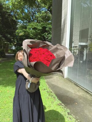 Emi Ōmatsu Instagram - 人生初 １０８本の
バラの花束をいただきました！
素直にとても嬉しかったです
ほっこりあったかい気持ちになりました
人って花束をもらうとこんなに
優しい気持ちになるんですね…

この量の薔薇の花束をいただく機会は
きっと今回の人生ではもうないと思うので
担いでみたり、抱き抱えてみたり
いろんな持ち方をして存分に楽しみました！

元々わたしはYouTube大好き人間で
動画撮るのが楽しくて面白くて仕方ないのですが
夫もYouTubeを楽しいと思って
一緒に面白がってくれる人なので
最近は撮影するのがさらに楽しくなってます
非常にありがたい！感謝！

（PS：今後も時マスと動画撮ることあるとおもうので
やってほしい内容があれば、コメントでおしえてください）