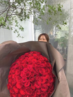 Emi Ōmatsu Instagram - 人生初 １０８本の
バラの花束をいただきました！
素直にとても嬉しかったです
ほっこりあったかい気持ちになりました
人って花束をもらうとこんなに
優しい気持ちになるんですね…

この量の薔薇の花束をいただく機会は
きっと今回の人生ではもうないと思うので
担いでみたり、抱き抱えてみたり
いろんな持ち方をして存分に楽しみました！

元々わたしはYouTube大好き人間で
動画撮るのが楽しくて面白くて仕方ないのですが
夫もYouTubeを楽しいと思って
一緒に面白がってくれる人なので
最近は撮影するのがさらに楽しくなってます
非常にありがたい！感謝！

（PS：今後も時マスと動画撮ることあるとおもうので
やってほしい内容があれば、コメントでおしえてください）