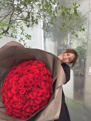 Emi Ōmatsu Instagram - 人生初 １０８本の
バラの花束をいただきました！
素直にとても嬉しかったです
ほっこりあったかい気持ちになりました
人って花束をもらうとこんなに
優しい気持ちになるんですね…

この量の薔薇の花束をいただく機会は
きっと今回の人生ではもうないと思うので
担いでみたり、抱き抱えてみたり
いろんな持ち方をして存分に楽しみました！

元々わたしはYouTube大好き人間で
動画撮るのが楽しくて面白くて仕方ないのですが
夫もYouTubeを楽しいと思って
一緒に面白がってくれる人なので
最近は撮影するのがさらに楽しくなってます
非常にありがたい！感謝！

（PS：今後も時マスと動画撮ることあるとおもうので
やってほしい内容があれば、コメントでおしえてください）