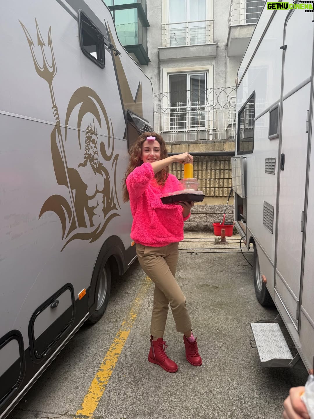 Esra Ruşan - 13.7K Likes - Benim nazlı bahar🌹❤️ herkese hepsi için teşekkür ederim. @mfyapimtv 
@bahar.dizi