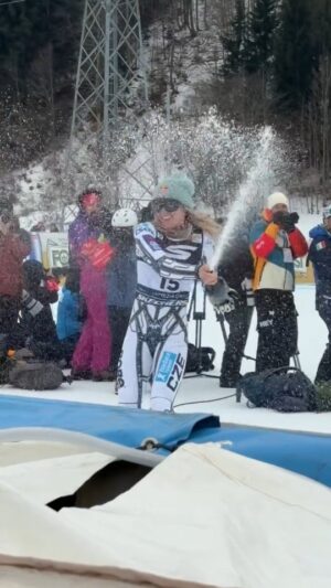 Ester Ledecká Instagram - Spraying my team with champagne is my favorite thing to do🍾😁.

Thank you team❤️

@redbull
@richardmille
@kaestleski
@levelgloves
@level_sport_koncept
@leki.ski.outdoor

📽 by: @polasek_ladis 

STR