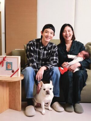 Esther Liu Instagram - 彌月報喜
謝謝Aunt Stella詩特莉這麽可愛的idea設計了封面
讓我們也可以為連踢踢完成第一個儀式感
精選了幾個口味以表達
生命新的過程以甜蜜喜悅為底，但都需細細品味
以木盒包覆我們真摯感恩的心
謝謝親朋好友們的愛護
一家子，請多多照顧🙇‍♀️

 詩特莉雋戀樂園彌月禮盒
這次讓我們與親朋好友都很滿足
（如連踢踢一樣挺有份量😂）
最喜歡有茶香的甜點
阿里山茶味清香不膩大推
再次謝謝每個細心的環節
讓彌月，彌足珍貴
@auntstellaofficial