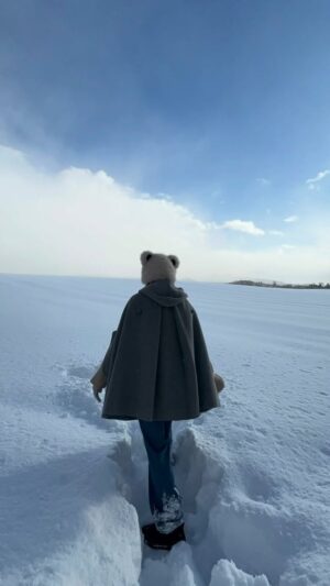 Esther Liu Instagram - 2025年
充滿奇幻轉變的一年
時間過的飛快
快到已經常忘記昨天做了什麼
細想又發覺每一個月，每一天
都做了好多事

曾經把時光匆匆的過當成是種瀟灑
新生命的到來讓我重新拾起時間的重量
是多麽的珍貴

謝謝2025我所有的一切
不僅成為我的養分
也讓我更多身分的改變
真心愛著我所獲得的每一份愛每一份禮物
2026年我們來了
帶著更大的力量一起向前走

#thankyou2025
#hello2026