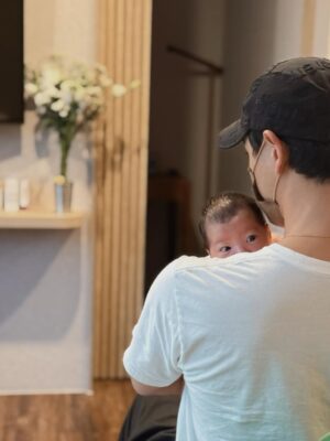 Esther Liu Instagram - 才check out沒多久
已開始想念產後護理之家的日子
這句話以前只有聽姐妹們說過
現在該我說了

在人之初產後護理之家的時間，
享有放任一切都不用管的安心日常，
原來是如此珍貴。
從產婦的身體恢復，到寶寶的成長狀況，
傷口照護，餐食營養，心理健康，
新手對寶寶的各種無知，
都有人給你清楚又有愛的解答。

面對身分的轉換，有幾天情緒來的沒來由，
開心像是被強制關機，
問我是什麼，其實什麼也說不出口，
卻在每天跟護理師見面時，孩子進房親餵時，
那些溫暖不刻意的交談，輕輕的療癒了我。
原以為住產後護理之家會很無聊，結果在這裡有寶寶游泳還有媽媽新生兒照顧以及身體伸展的課程，加上親友來會客，時間一下就過了～瞬間到達了面對現實的人森😱
在月中最好的就是，能夠不用經過思考，全然相信你吃進去的會修復身體，天天換菜單，好吃又沒有負擔。
你的寶寶還有一堆姐姐比你還謹慎紀錄看顧，每位都給足情緒價值與關懷。
這種自在輕鬆，讓你的隊友就算還在耍寶，
拍嗝安撫學習中，抱抱漸進式熟練，甚至還可以穿哺乳衣開玩笑，你也不會生氣了😂
人之初真的是 #隊友救星👍🏻

謝謝人之初，每天見到的護理師，送餐以及打掃阿姨，不只是照顧好我們，也在每次見面時給了我很多力量。
在check out的那天，天天見面的阿姨對著我們說，
祝你們全家永遠平安，
以及護理師手寫滿滿祝福的卡片，
這些祝福帶著暖暖的重量，讓我可以有信心相信回到現實人生時，我也可以辦得到💪🏻
（果然在回家沒兩天就線上求救護理師解決我漲奶的問題，如在產後護理之家的日子一樣為我一一解答🥹）

謝謝人之初所有照顧
現在的我，已經開始想念你們的笑容🩵
@gemcare.tw
