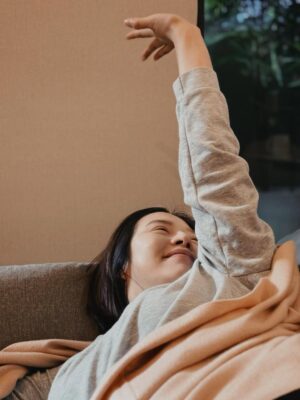 Esther Liu Instagram - 才check out沒多久
已開始想念產後護理之家的日子
這句話以前只有聽姐妹們說過
現在該我說了

在人之初產後護理之家的時間，
享有放任一切都不用管的安心日常，
原來是如此珍貴。
從產婦的身體恢復，到寶寶的成長狀況，
傷口照護，餐食營養，心理健康，
新手對寶寶的各種無知，
都有人給你清楚又有愛的解答。

面對身分的轉換，有幾天情緒來的沒來由，
開心像是被強制關機，
問我是什麼，其實什麼也說不出口，
卻在每天跟護理師見面時，孩子進房親餵時，
那些溫暖不刻意的交談，輕輕的療癒了我。
原以為住產後護理之家會很無聊，結果在這裡有寶寶游泳還有媽媽新生兒照顧以及身體伸展的課程，加上親友來會客，時間一下就過了～瞬間到達了面對現實的人森😱
在月中最好的就是，能夠不用經過思考，全然相信你吃進去的會修復身體，天天換菜單，好吃又沒有負擔。
你的寶寶還有一堆姐姐比你還謹慎紀錄看顧，每位都給足情緒價值與關懷。
這種自在輕鬆，讓你的隊友就算還在耍寶，
拍嗝安撫學習中，抱抱漸進式熟練，甚至還可以穿哺乳衣開玩笑，你也不會生氣了😂
人之初真的是 #隊友救星👍🏻

謝謝人之初，每天見到的護理師，送餐以及打掃阿姨，不只是照顧好我們，也在每次見面時給了我很多力量。
在check out的那天，天天見面的阿姨對著我們說，
祝你們全家永遠平安，
以及護理師手寫滿滿祝福的卡片，
這些祝福帶著暖暖的重量，讓我可以有信心相信回到現實人生時，我也可以辦得到💪🏻
（果然在回家沒兩天就線上求救護理師解決我漲奶的問題，如在產後護理之家的日子一樣為我一一解答🥹）

謝謝人之初所有照顧
現在的我，已經開始想念你們的笑容🩵
@gemcare.tw