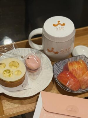 Esther Liu Instagram - 才check out沒多久
已開始想念產後護理之家的日子
這句話以前只有聽姐妹們說過
現在該我說了

在人之初產後護理之家的時間，
享有放任一切都不用管的安心日常，
原來是如此珍貴。
從產婦的身體恢復，到寶寶的成長狀況，
傷口照護，餐食營養，心理健康，
新手對寶寶的各種無知，
都有人給你清楚又有愛的解答。

面對身分的轉換，有幾天情緒來的沒來由，
開心像是被強制關機，
問我是什麼，其實什麼也說不出口，
卻在每天跟護理師見面時，孩子進房親餵時，
那些溫暖不刻意的交談，輕輕的療癒了我。
原以為住產後護理之家會很無聊，結果在這裡有寶寶游泳還有媽媽新生兒照顧以及身體伸展的課程，加上親友來會客，時間一下就過了～瞬間到達了面對現實的人森😱
在月中最好的就是，能夠不用經過思考，全然相信你吃進去的會修復身體，天天換菜單，好吃又沒有負擔。
你的寶寶還有一堆姐姐比你還謹慎紀錄看顧，每位都給足情緒價值與關懷。
這種自在輕鬆，讓你的隊友就算還在耍寶，
拍嗝安撫學習中，抱抱漸進式熟練，甚至還可以穿哺乳衣開玩笑，你也不會生氣了😂
人之初真的是 #隊友救星👍🏻

謝謝人之初，每天見到的護理師，送餐以及打掃阿姨，不只是照顧好我們，也在每次見面時給了我很多力量。
在check out的那天，天天見面的阿姨對著我們說，
祝你們全家永遠平安，
以及護理師手寫滿滿祝福的卡片，
這些祝福帶著暖暖的重量，讓我可以有信心相信回到現實人生時，我也可以辦得到💪🏻
（果然在回家沒兩天就線上求救護理師解決我漲奶的問題，如在產後護理之家的日子一樣為我一一解答🥹）

謝謝人之初所有照顧
現在的我，已經開始想念你們的笑容🩵
@gemcare.tw