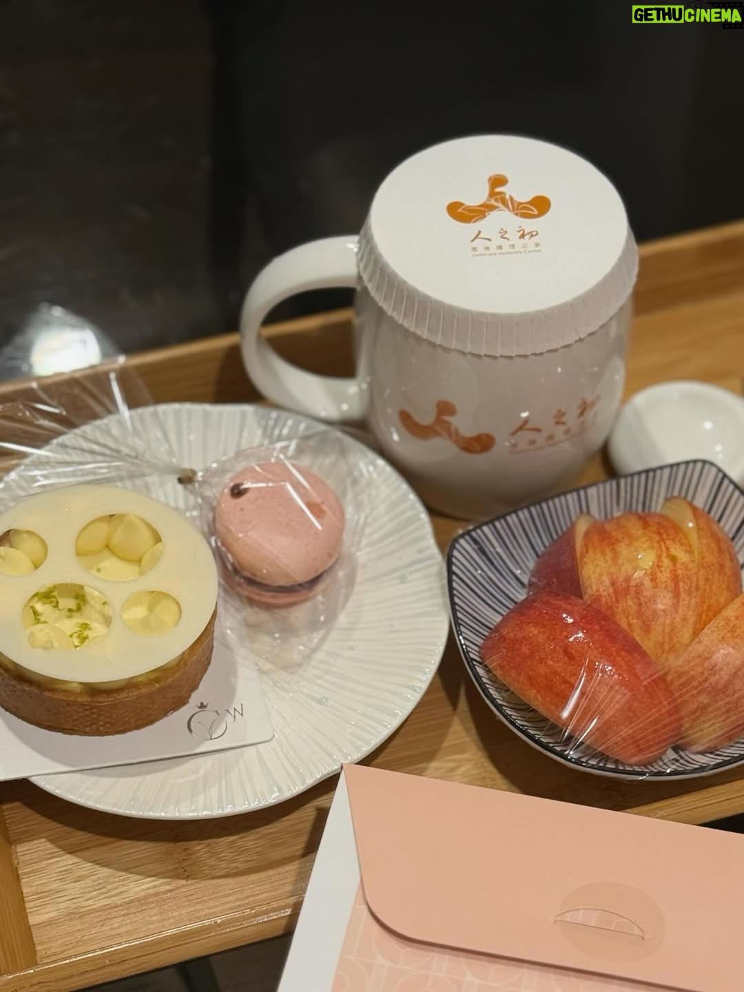 Esther Liu - 32.1K Likes - 才check out沒多久
已開始想念產後護理之家的日子
這句話以前只有聽姐妹們說過
現在該我說了

在人之初產後護理之家的時間，
享有放任一切都不用管的安心日常，
原來是如此珍貴。
從產婦的身體恢復，到寶寶的成長狀況，
傷口照護，餐食營養，心理健康，
新手對寶寶的各種無知，
都有人給你清楚又有愛的解答。

面對身分的轉換，有幾天情緒來的沒來由，
開心像是被強制關機，
問我是什麼，其實什麼也說不出口，
卻在每天跟護理師見面時，孩子進房親餵時，
那些溫暖不刻意的交談，輕輕的療癒了我。
原以為住產後護理之家會很無聊，結果在這裡有寶寶游泳還有媽媽新生兒照顧以及身體伸展的課程，加上親友來會客，時間一下就過了～瞬間到達了面對現實的人森😱
在月中最好的就是，能夠不用經過思考，全然相信你吃進去的會修復身體，天天換菜單，好吃又沒有負擔。
你的寶寶還有一堆姐姐比你還謹慎紀錄看顧，每位都給足情緒價值與關懷。
這種自在輕鬆，讓你的隊友就算還在耍寶，
拍嗝安撫學習中，抱抱漸進式熟練，甚至還可以穿哺乳衣開玩笑，你也不會生氣了😂
人之初真的是 #隊友救星👍🏻

謝謝人之初，每天見到的護理師，送餐以及打掃阿姨，不只是照顧好我們，也在每次見面時給了我很多力量。
在check out的那天，天天見面的阿姨對著我們說，
祝你們全家永遠平安，
以及護理師手寫滿滿祝福的卡片，
這些祝福帶著暖暖的重量，讓我可以有信心相信回到現實人生時，我也可以辦得到💪🏻
（果然在回家沒兩天就線上求救護理師解決我漲奶的問題，如在產後護理之家的日子一樣為我一一解答🥹）

謝謝人之初所有照顧
現在的我，已經開始想念你們的笑容🩵
@gemcare.tw