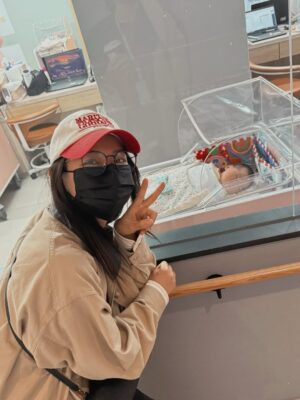 Esther Liu Instagram - 才check out沒多久
已開始想念產後護理之家的日子
這句話以前只有聽姐妹們說過
現在該我說了

在人之初產後護理之家的時間，
享有放任一切都不用管的安心日常，
原來是如此珍貴。
從產婦的身體恢復，到寶寶的成長狀況，
傷口照護，餐食營養，心理健康，
新手對寶寶的各種無知，
都有人給你清楚又有愛的解答。

面對身分的轉換，有幾天情緒來的沒來由，
開心像是被強制關機，
問我是什麼，其實什麼也說不出口，
卻在每天跟護理師見面時，孩子進房親餵時，
那些溫暖不刻意的交談，輕輕的療癒了我。
原以為住產後護理之家會很無聊，結果在這裡有寶寶游泳還有媽媽新生兒照顧以及身體伸展的課程，加上親友來會客，時間一下就過了～瞬間到達了面對現實的人森😱
在月中最好的就是，能夠不用經過思考，全然相信你吃進去的會修復身體，天天換菜單，好吃又沒有負擔。
你的寶寶還有一堆姐姐比你還謹慎紀錄看顧，每位都給足情緒價值與關懷。
這種自在輕鬆，讓你的隊友就算還在耍寶，
拍嗝安撫學習中，抱抱漸進式熟練，甚至還可以穿哺乳衣開玩笑，你也不會生氣了😂
人之初真的是 #隊友救星👍🏻

謝謝人之初，每天見到的護理師，送餐以及打掃阿姨，不只是照顧好我們，也在每次見面時給了我很多力量。
在check out的那天，天天見面的阿姨對著我們說，
祝你們全家永遠平安，
以及護理師手寫滿滿祝福的卡片，
這些祝福帶著暖暖的重量，讓我可以有信心相信回到現實人生時，我也可以辦得到💪🏻
（果然在回家沒兩天就線上求救護理師解決我漲奶的問題，如在產後護理之家的日子一樣為我一一解答🥹）

謝謝人之初所有照顧
現在的我，已經開始想念你們的笑容🩵
@gemcare.tw