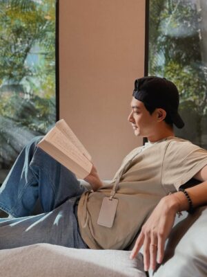 Esther Liu Instagram - 才check out沒多久
已開始想念產後護理之家的日子
這句話以前只有聽姐妹們說過
現在該我說了

在人之初產後護理之家的時間，
享有放任一切都不用管的安心日常，
原來是如此珍貴。
從產婦的身體恢復，到寶寶的成長狀況，
傷口照護，餐食營養，心理健康，
新手對寶寶的各種無知，
都有人給你清楚又有愛的解答。

面對身分的轉換，有幾天情緒來的沒來由，
開心像是被強制關機，
問我是什麼，其實什麼也說不出口，
卻在每天跟護理師見面時，孩子進房親餵時，
那些溫暖不刻意的交談，輕輕的療癒了我。
原以為住產後護理之家會很無聊，結果在這裡有寶寶游泳還有媽媽新生兒照顧以及身體伸展的課程，加上親友來會客，時間一下就過了～瞬間到達了面對現實的人森😱
在月中最好的就是，能夠不用經過思考，全然相信你吃進去的會修復身體，天天換菜單，好吃又沒有負擔。
你的寶寶還有一堆姐姐比你還謹慎紀錄看顧，每位都給足情緒價值與關懷。
這種自在輕鬆，讓你的隊友就算還在耍寶，
拍嗝安撫學習中，抱抱漸進式熟練，甚至還可以穿哺乳衣開玩笑，你也不會生氣了😂
人之初真的是 #隊友救星👍🏻

謝謝人之初，每天見到的護理師，送餐以及打掃阿姨，不只是照顧好我們，也在每次見面時給了我很多力量。
在check out的那天，天天見面的阿姨對著我們說，
祝你們全家永遠平安，
以及護理師手寫滿滿祝福的卡片，
這些祝福帶著暖暖的重量，讓我可以有信心相信回到現實人生時，我也可以辦得到💪🏻
（果然在回家沒兩天就線上求救護理師解決我漲奶的問題，如在產後護理之家的日子一樣為我一一解答🥹）

謝謝人之初所有照顧
現在的我，已經開始想念你們的笑容🩵
@gemcare.tw