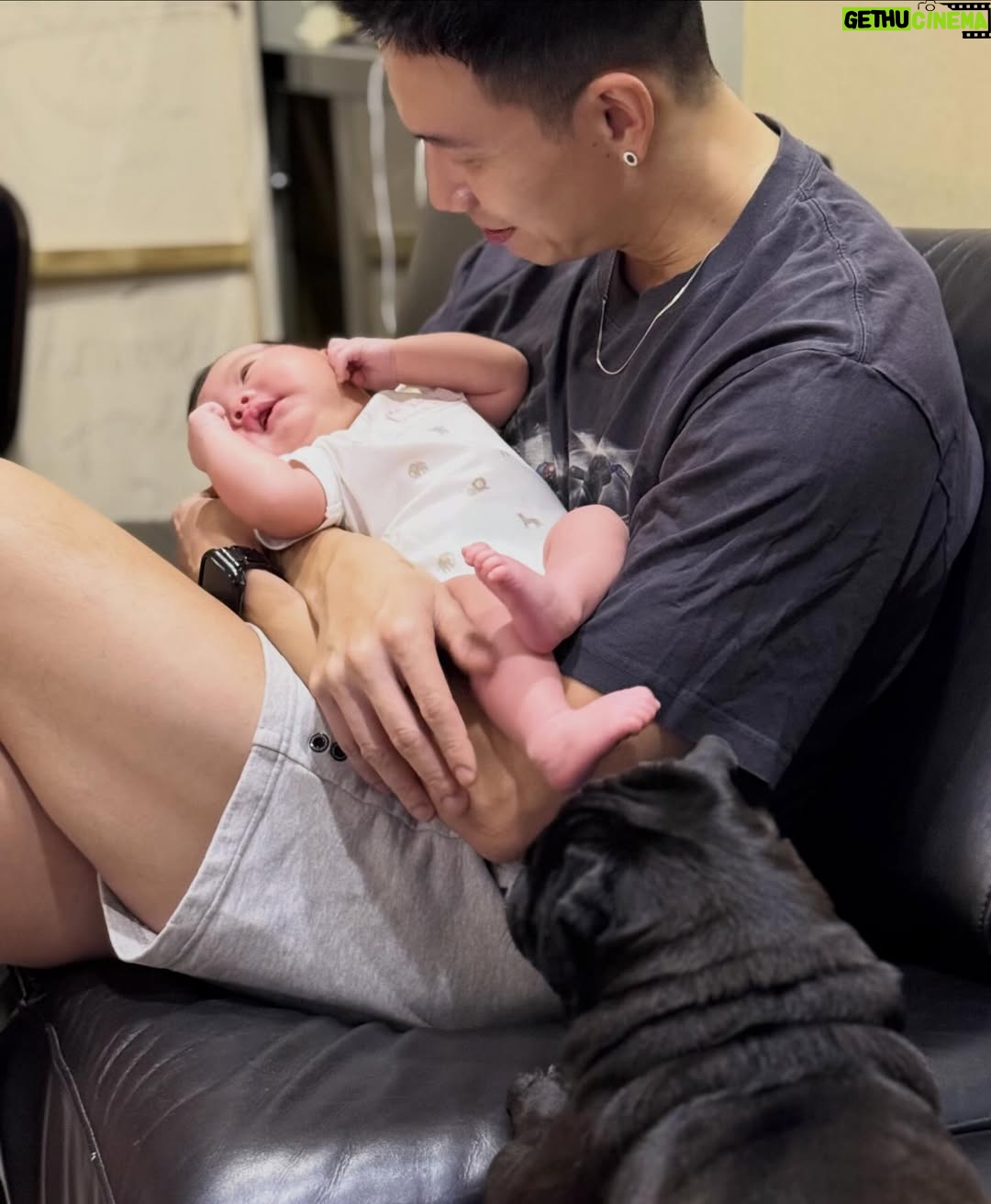 Esther Liu - 18.2K Likes - 12月的開始
雖然慌亂，卻也擁有各種愛的守護

時間飛逝
不如就不再徬徨了
感受每時每刻

#日常碎片
